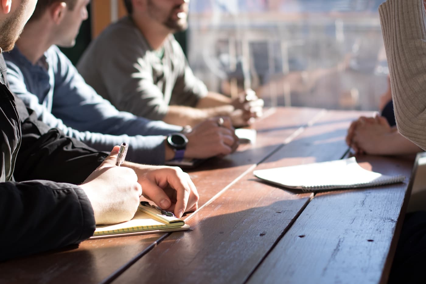 Menschen arbeiten gemeinsam an einem Tisch